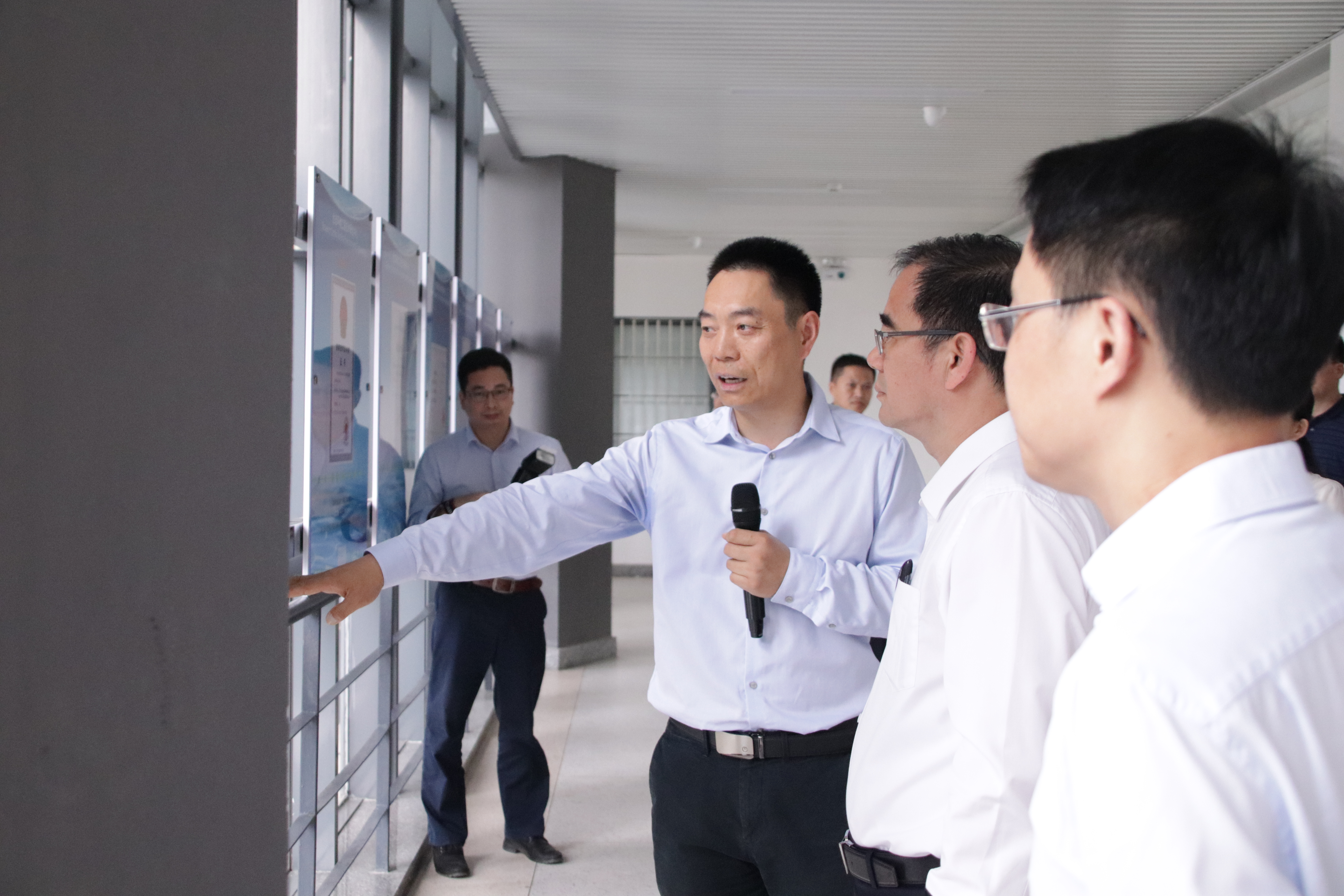 东莞市市委书记梁维东一行莅临中心参观调研