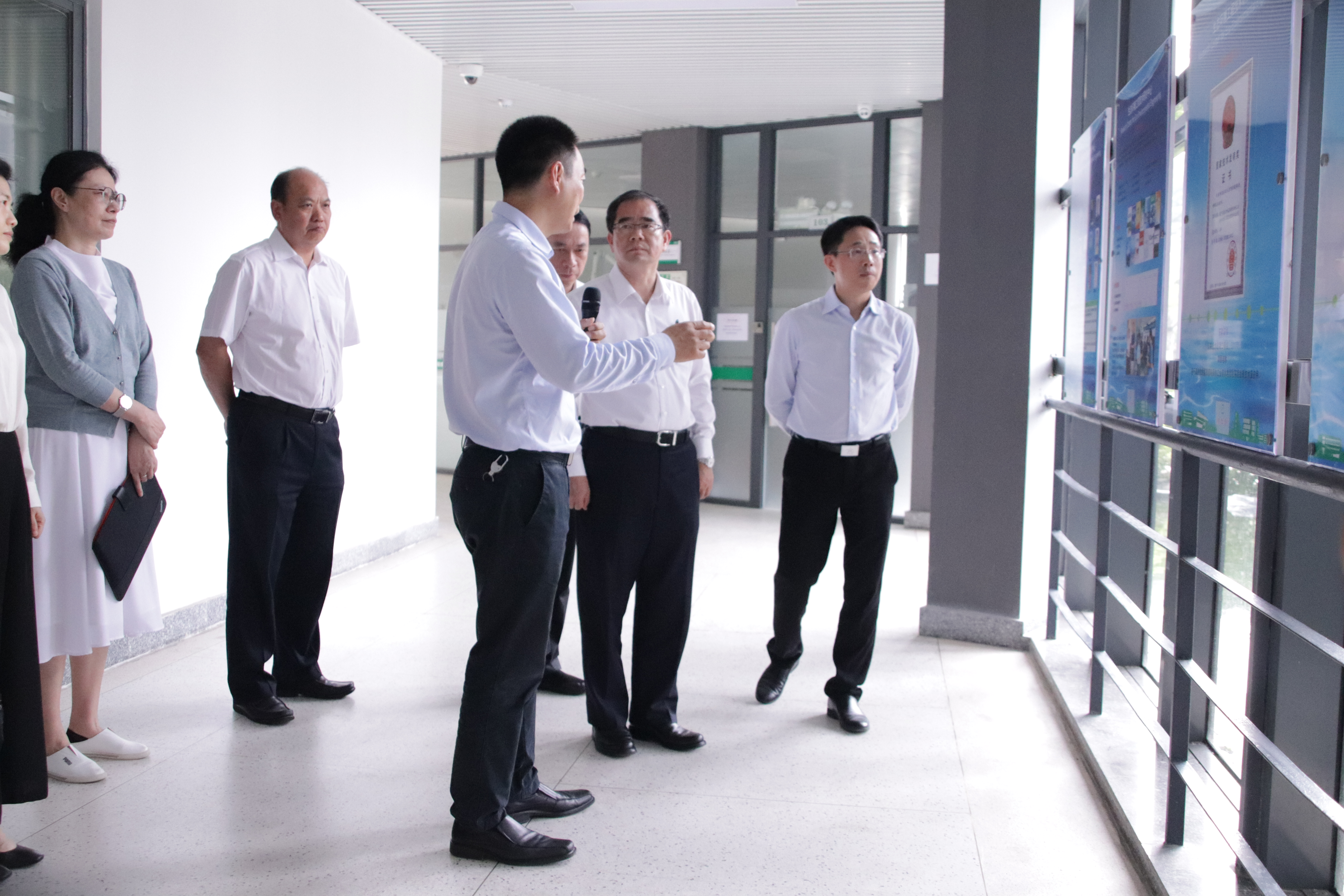 东莞市市委书记梁维东一行莅临中心参观调研